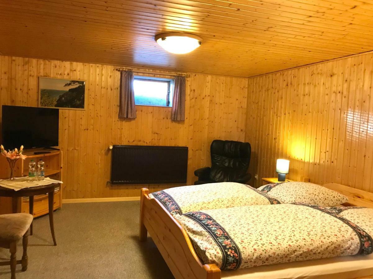 MittelangelnSchoenes Kellerzimmer Mit Badアパートメント エクステリア 写真